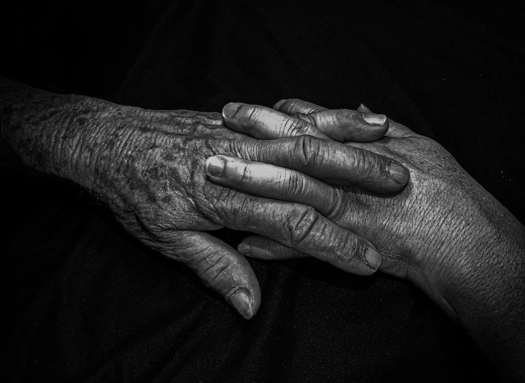 services-02 fotografia de manos de dos personas mayores